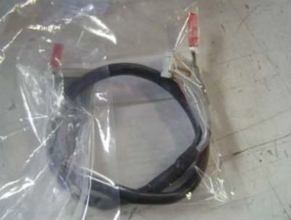 Verpackte Verkabelung mit zwei Anschlusskabeln, möglicherweise für eine Remeha-W10 Platine. Kabel sind in einer transparenten Plastikhülle.